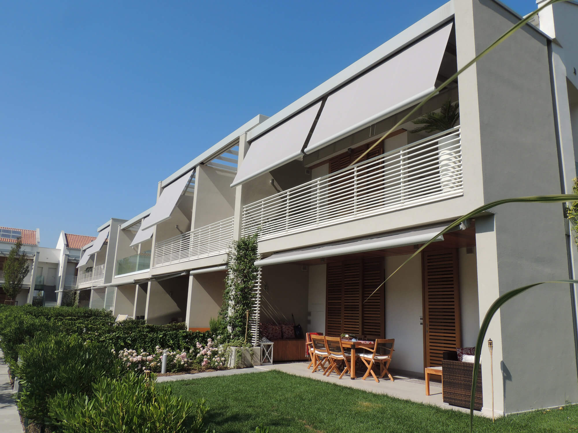 Appartamento e balcone al secondo piano con tenda da sole esterno a cassonetto modello Antalia