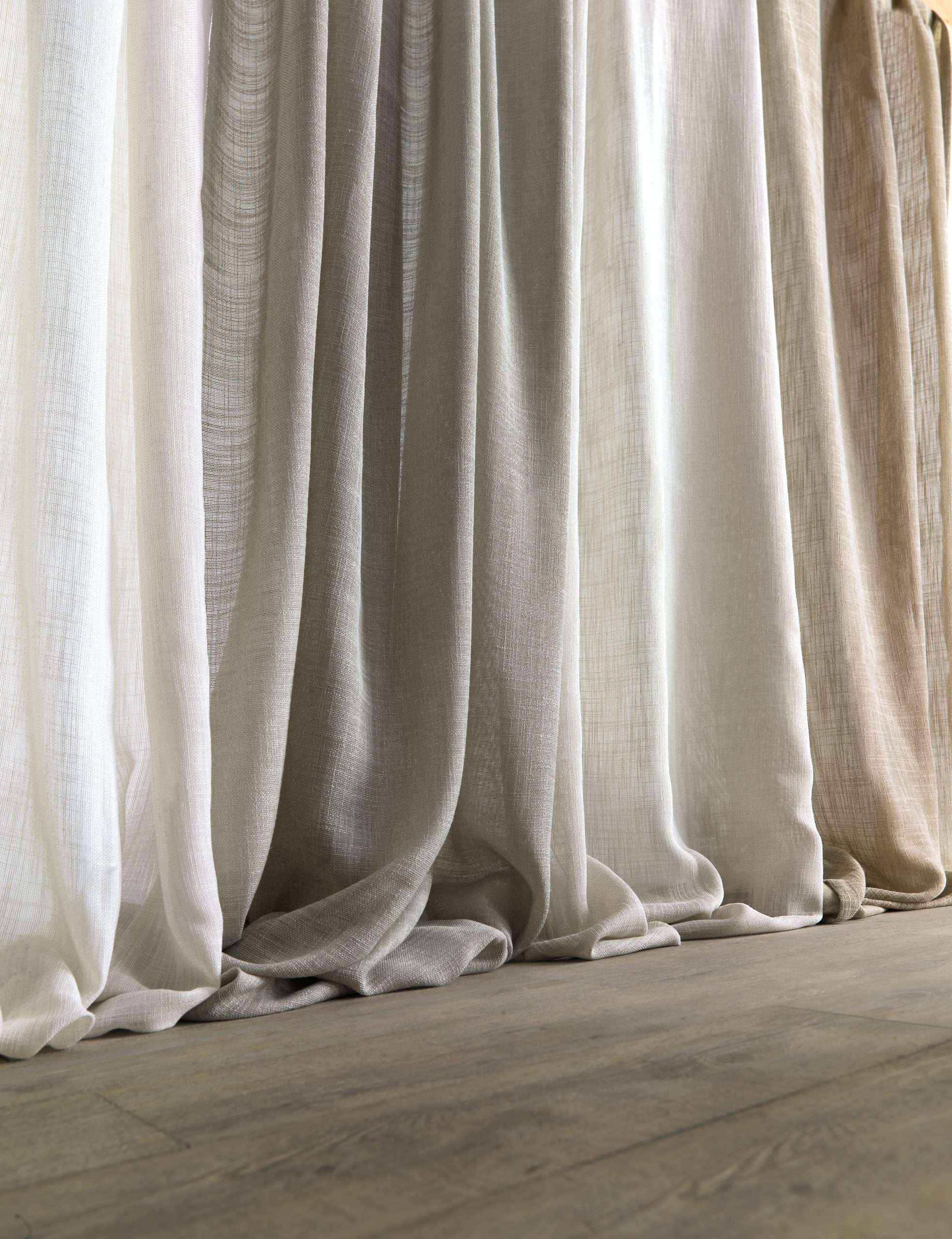 Tonalità di beige diverse di tende da interno ad onde